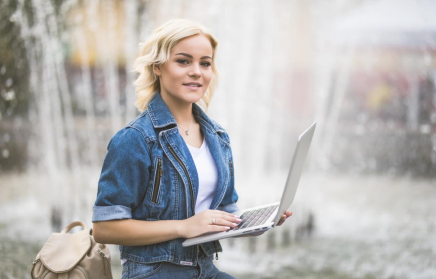 Oficina de yphalontera en Barcelona con espacio de trabajo colaborativo