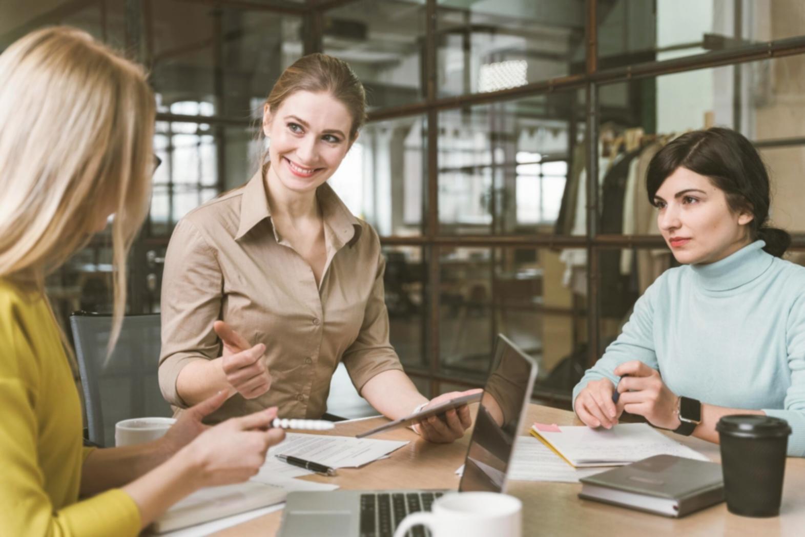Reunión de seguimiento trimestral revisando métricas financieras actualizadas