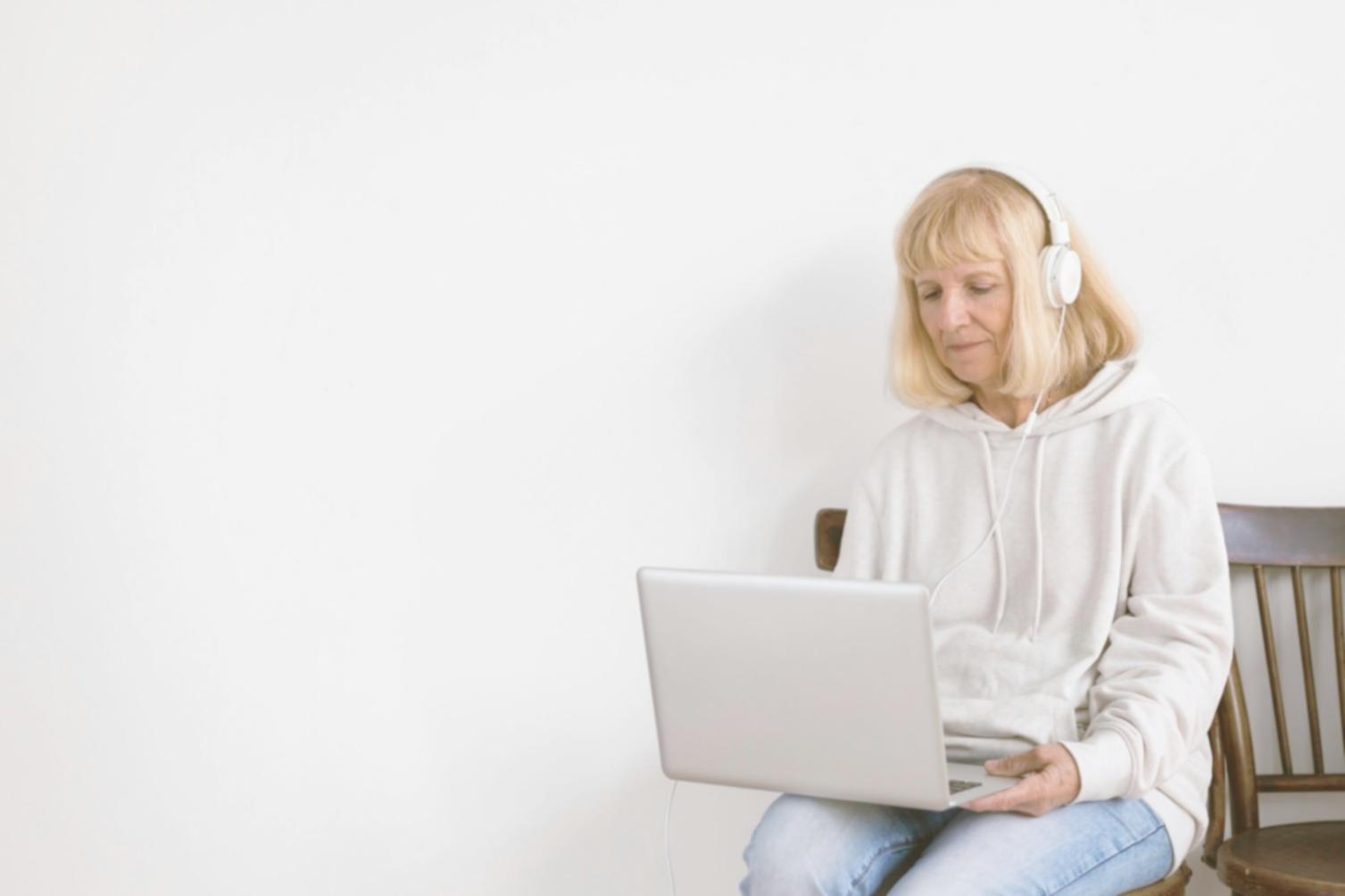 Consultor financiero analizando datos específicos del negocio con cliente