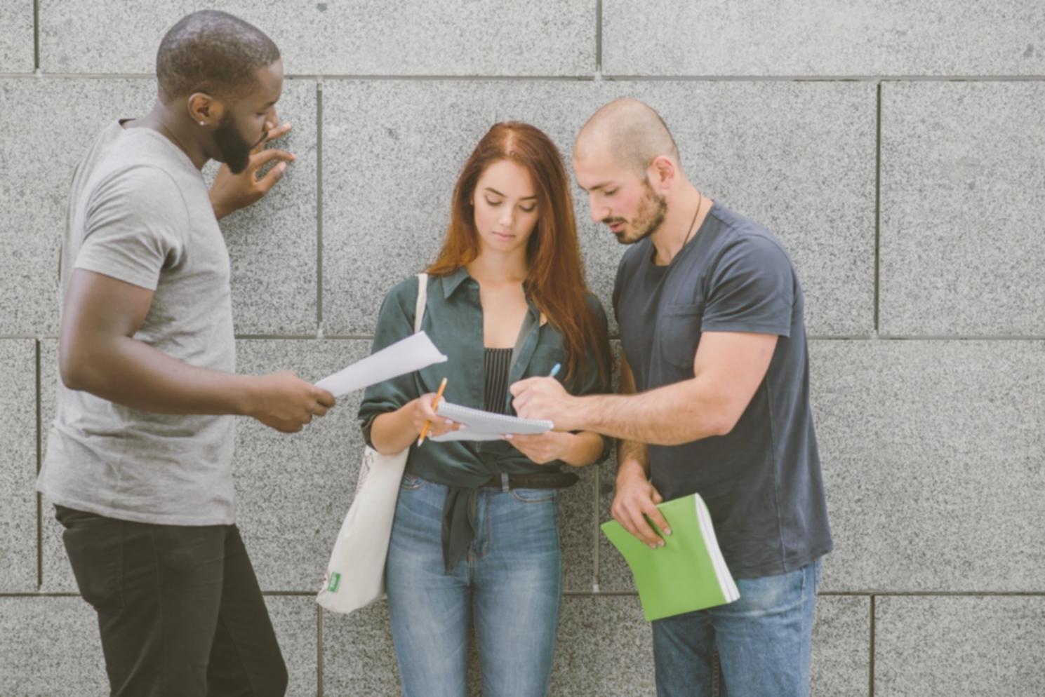 Espacio de trabajo profesional mostrando análisis financiero en acción