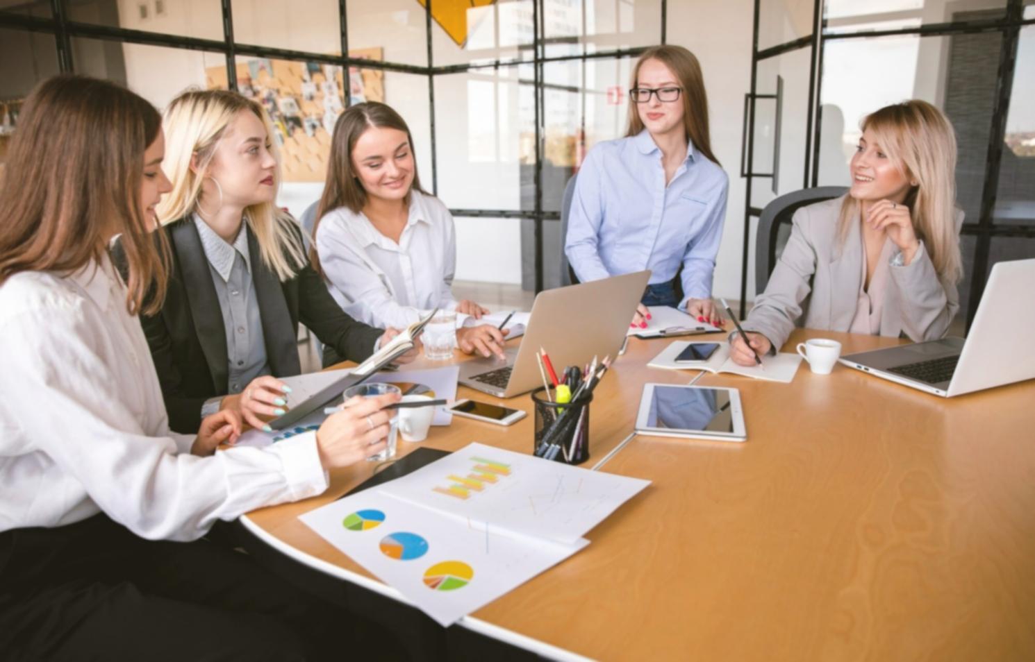 Pantalla mostrando diferentes escenarios financieros con proyecciones detalladas