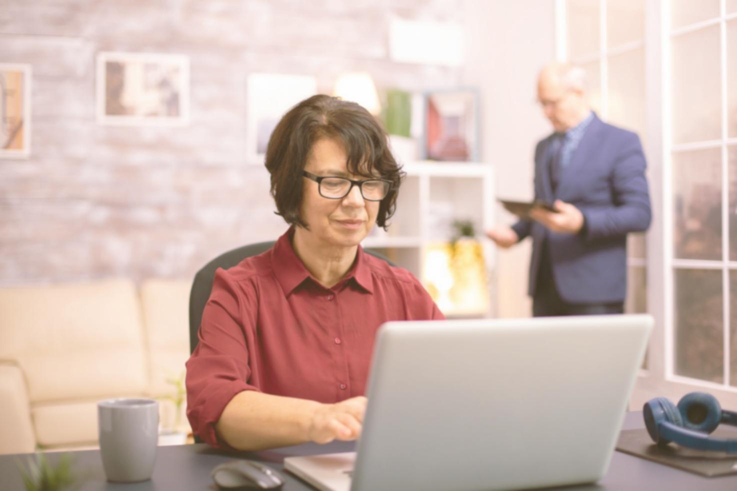 Equipo de yphalontera trabajando en análisis financiero colaborativo en oficina de Barcelona